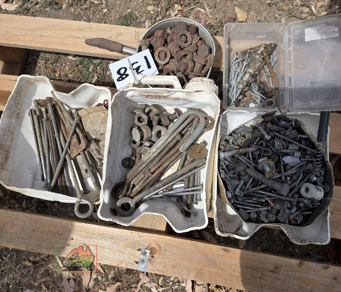 5 Tubs of Mixed Nuts & Bolts - photo 3