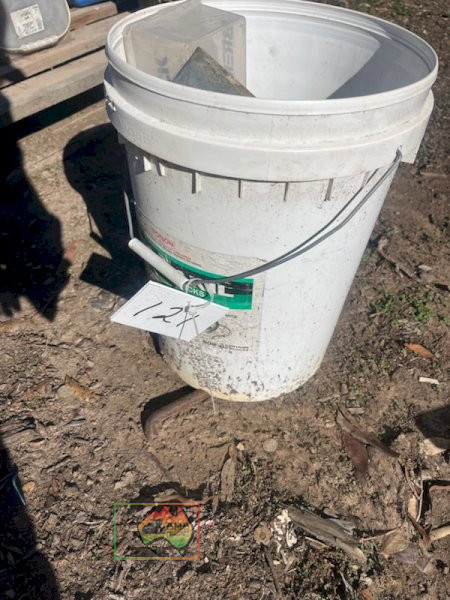 2x Buckets of Insulators, Gate Hinges & Latches - photo 3