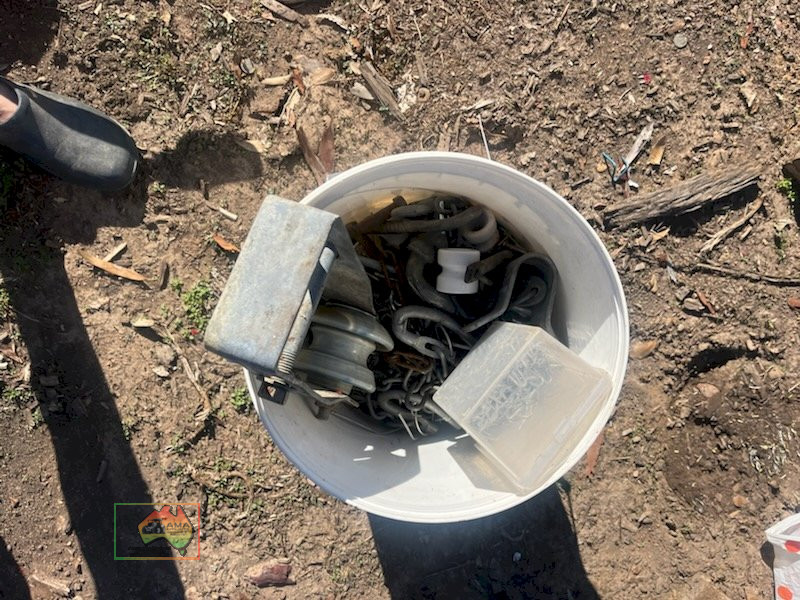 2x Buckets of Insulators, Gate Hinges & Latches - photo 2