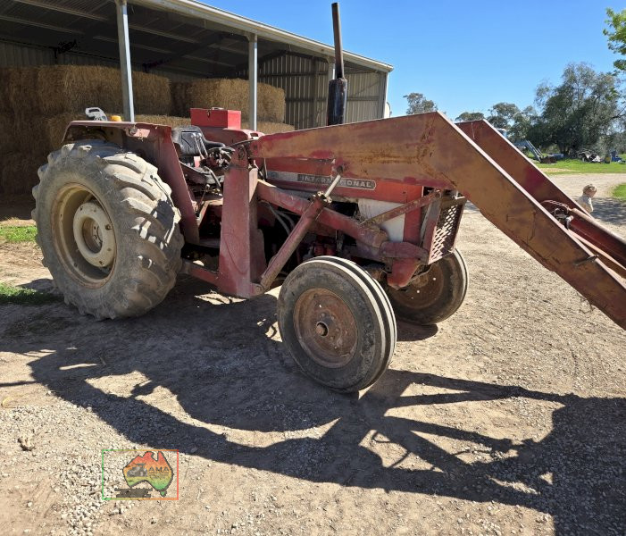 IH 674 Tractor with FEL - photo 4