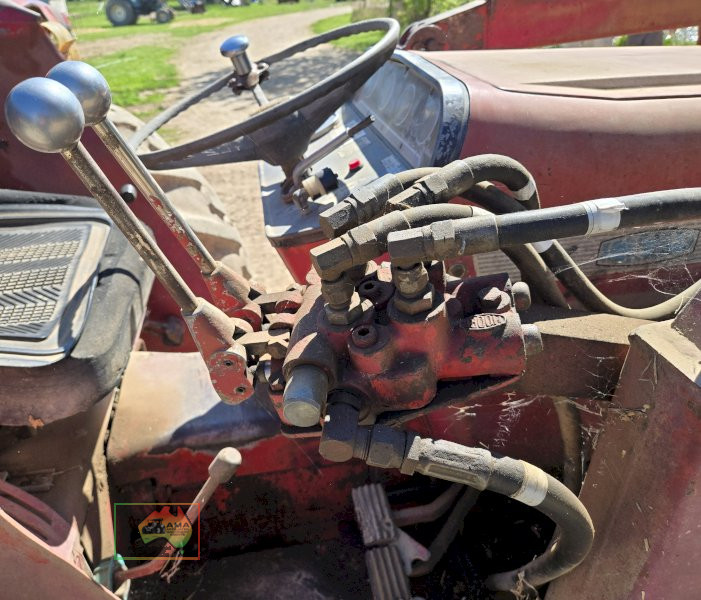 IH 674 Tractor with FEL - photo 5