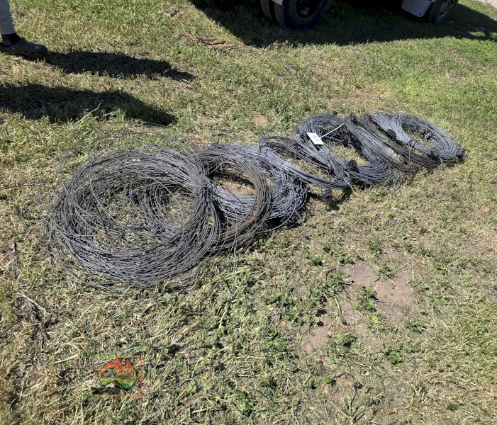 8x Coils of used Electric Fence Wire with Insulators - photo 2