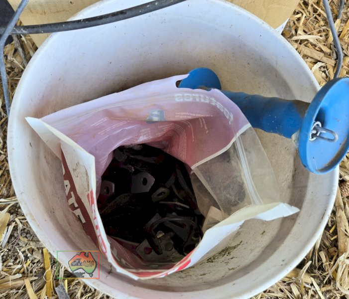 Elec. Fence Insulators & Accessories. - photo 3