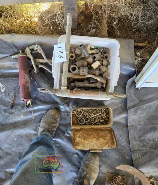 2x Grease Guns, Pig Drinkers & Sundries. - photo 2