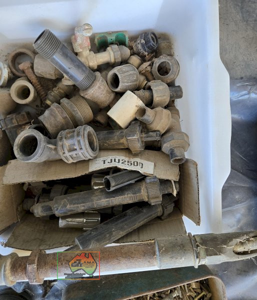 2x Grease Guns, Pig Drinkers & Sundries. - photo 3