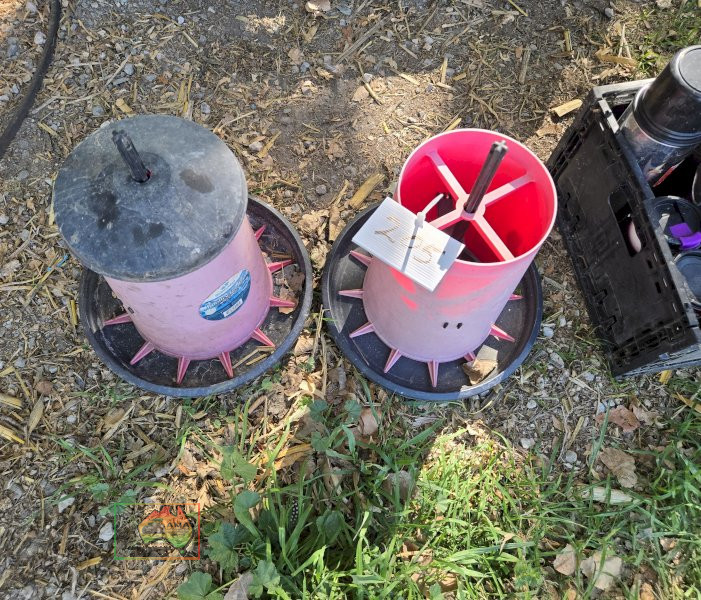 2x Poultry Feeders - photo 2