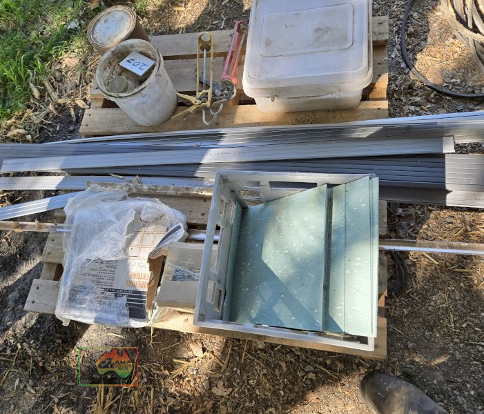 Pallet of Vinyl & Ceramic Tiles + Sundries - photo 4