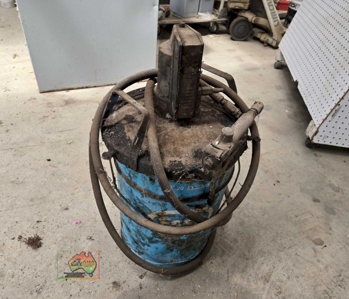 Air Operated Grease Gun - photo 2