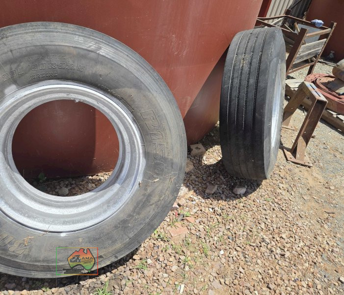 Pair of 295/80R22.5 Rims & Bridgestone Trailer Tyres - photo 2