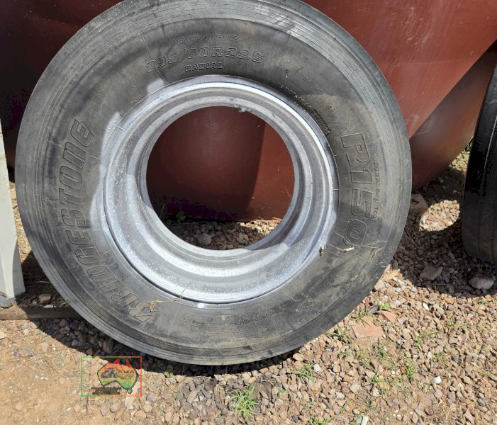 Pair of 295/80R22.5 Rims & Bridgestone Trailer Tyres - photo 3