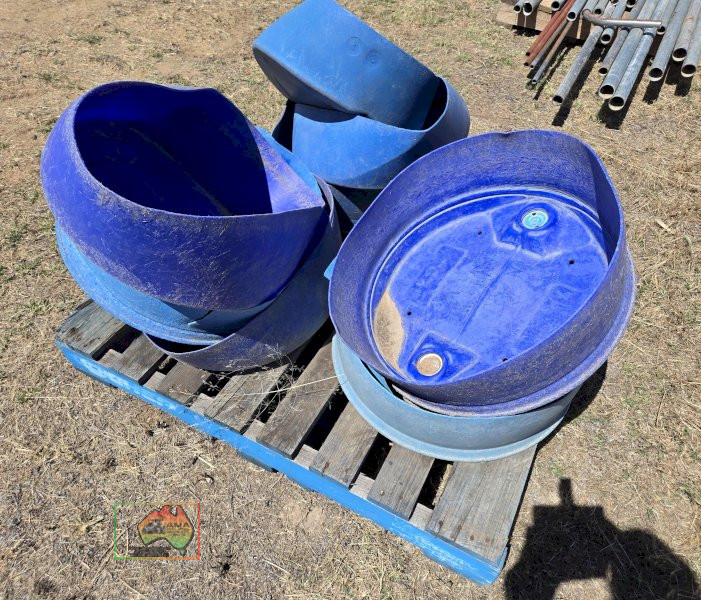 9x Plastic Horse Feeders