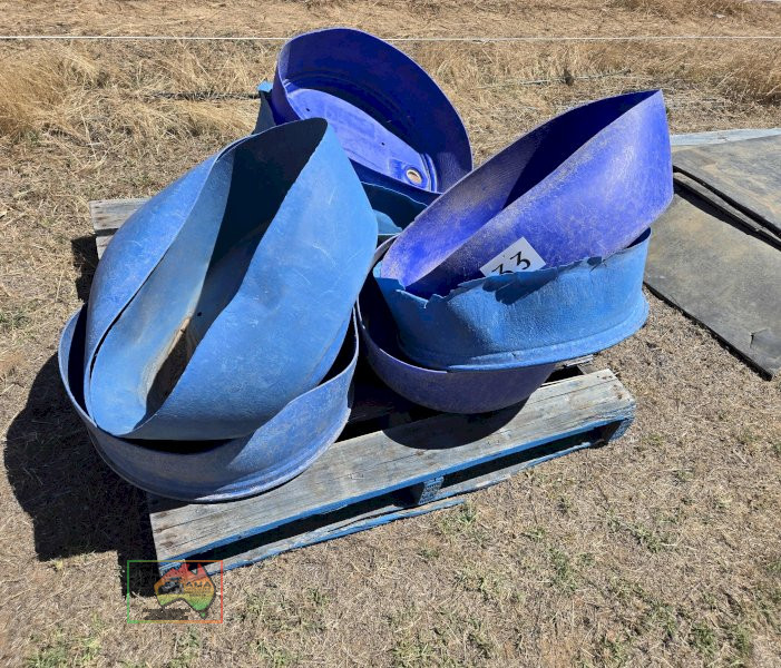 9x Plastic Horse Feeders - photo 3