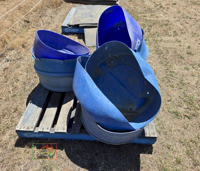 9x Plastic Horse Feeders - photo 2