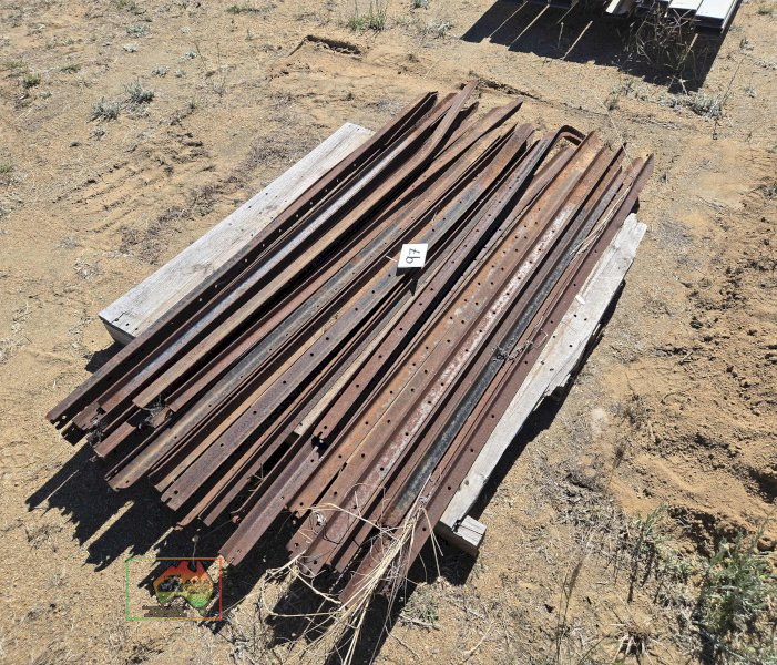 34x Used Star Pickets - photo 2