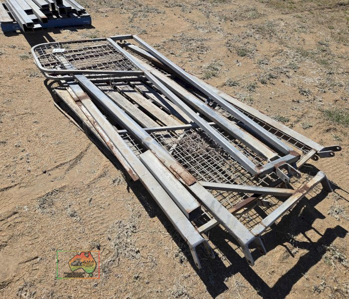 4x Horse Truck Dividers & Adjuster Rails - photo 3