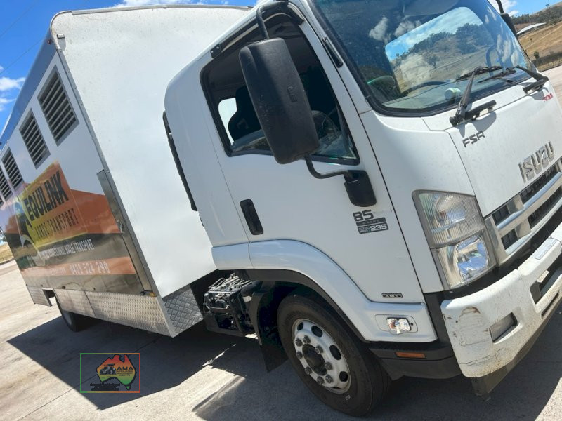 2012 Isuzu FSR-850 Horse Transport Truck - photo 2