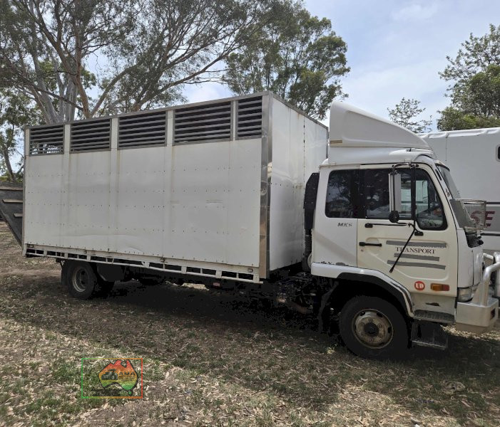 2010 UD MKB37A Horse Transport Truck - photo 2