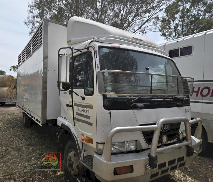 2010 UD MKB37A Horse Transport Truck - photo 3