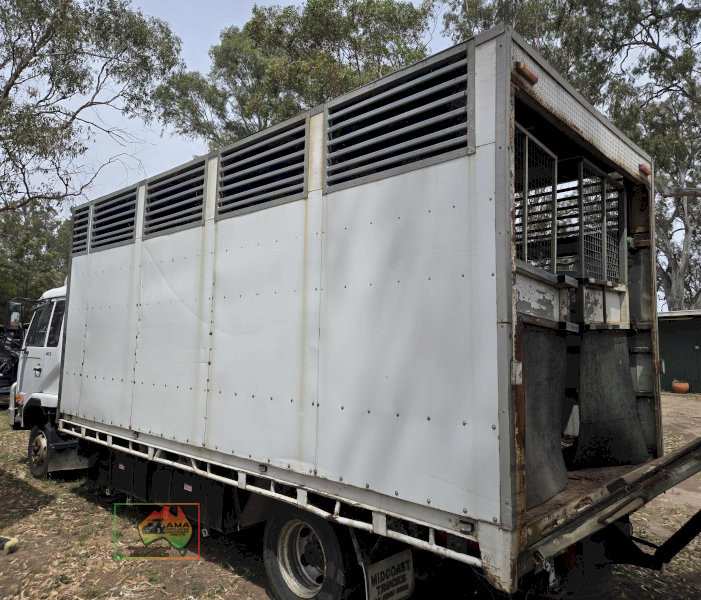 2010 UD MKB37A Horse Transport Truck - photo 4