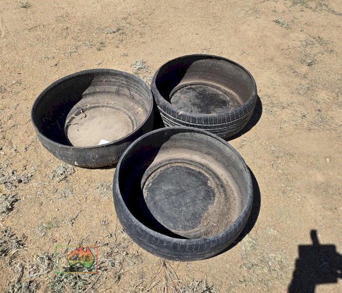 3x Rubber Feed Troughs - photo 4