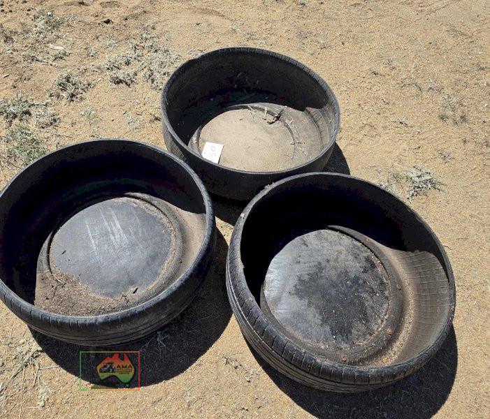 3x Rubber Feed Troughs
