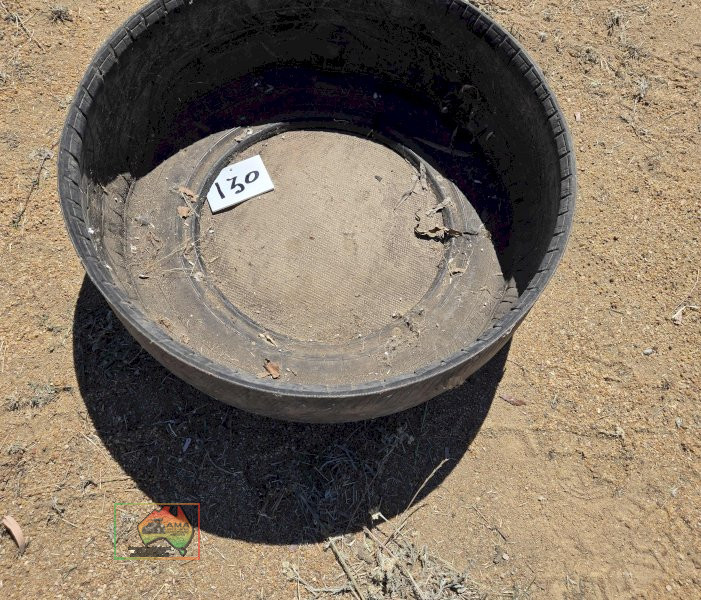 3x Rubber Feed Troughs - photo 2