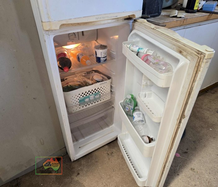 Working Fridge, Used for Vet Supplies - photo 2