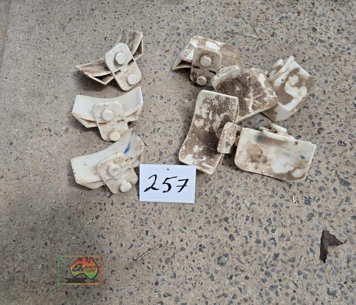 8x Plastic Jump Brackets