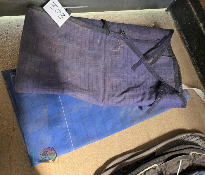 2x Canvas Neck Rugs (16 Hands)