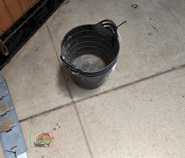 4x Feed Buckets - photo 3