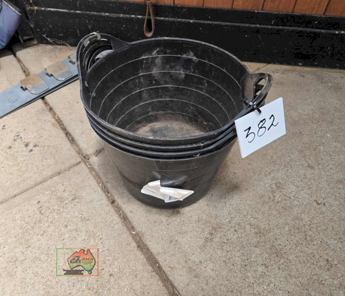 4x Feed Buckets