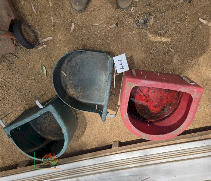 3x Fence Mount Feeders - photo 3