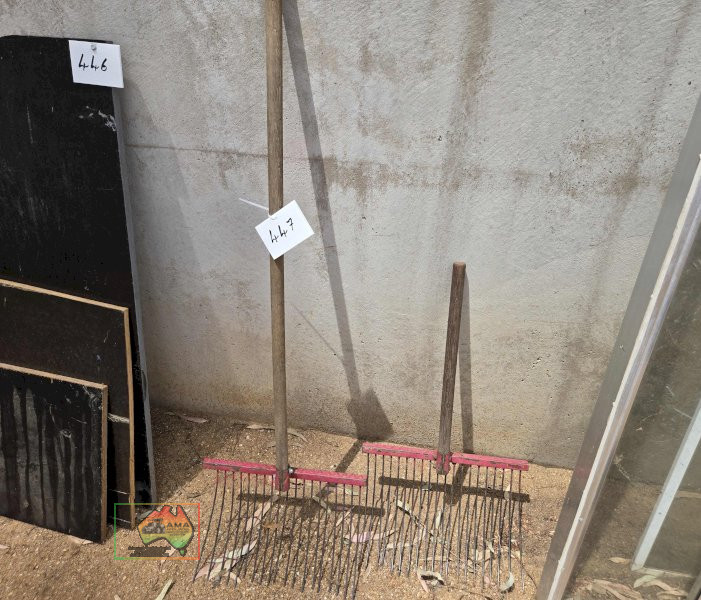 2x Stable Rakes - photo 2