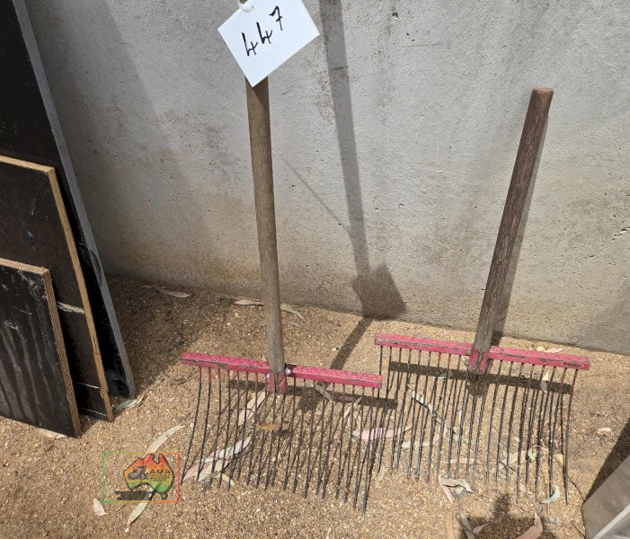 2x Stable Rakes