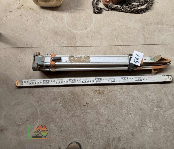 Surveyors Tripod & Staff - photo 2