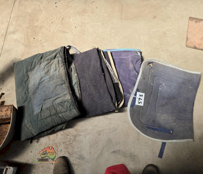 Saddle Cloth & 3x Horse Rugs - photo 1