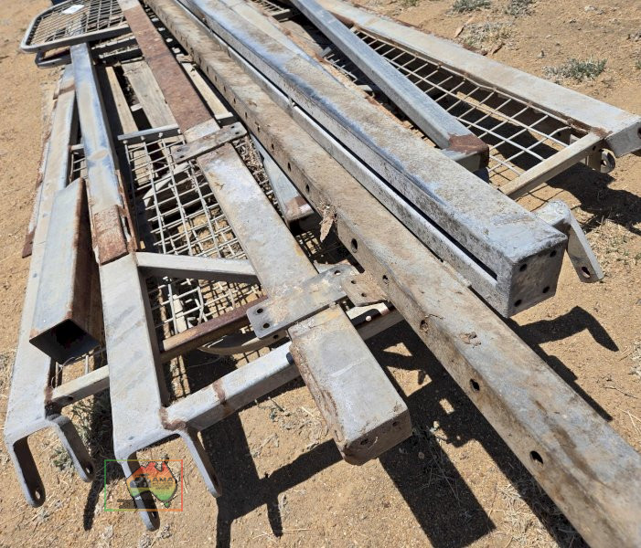 4x Horse Truck Dividers & Adjuster Rails - photo 6
