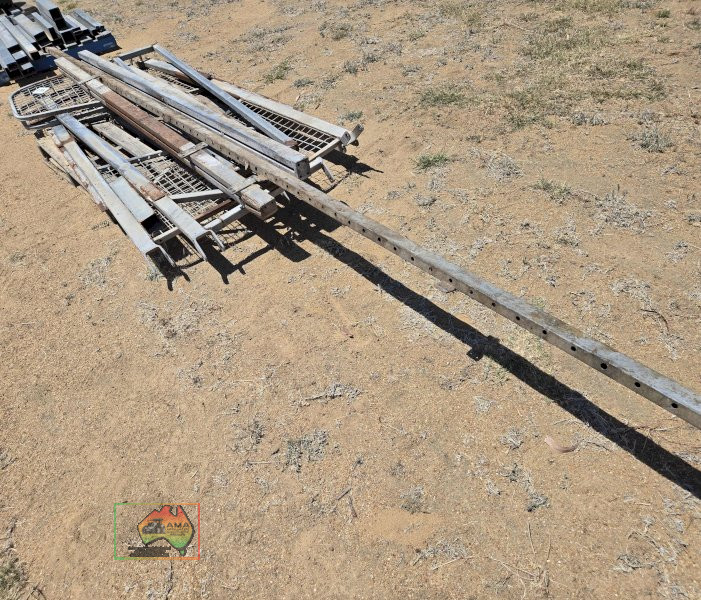 4x Horse Truck Dividers & Adjuster Rails - photo 5