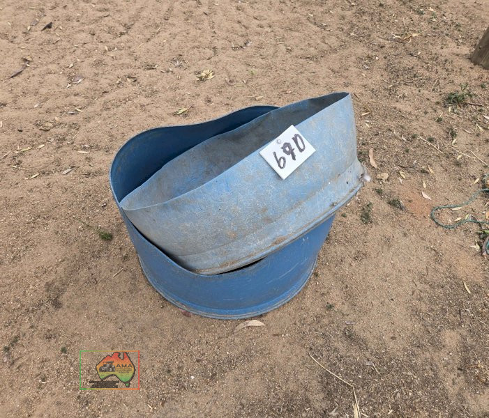2x Feed Tubs