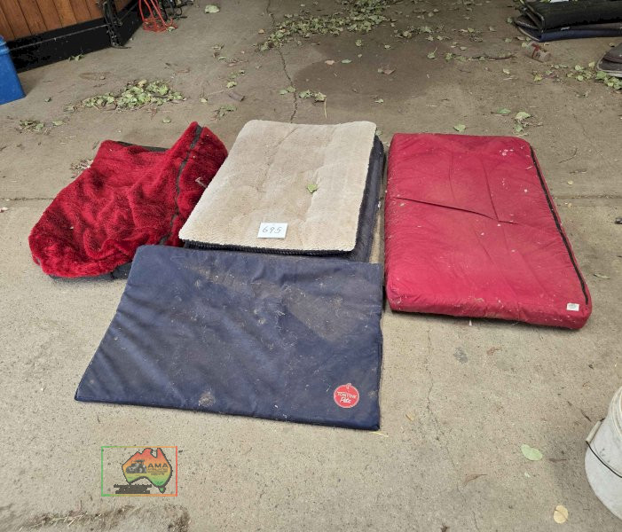 4x Dog Beds