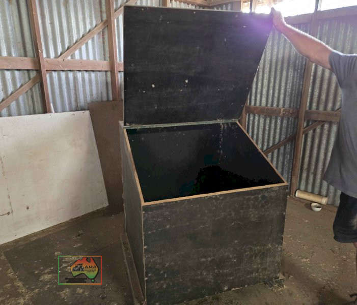 Bulk Feed Bin on Fork Slippers - photo 2