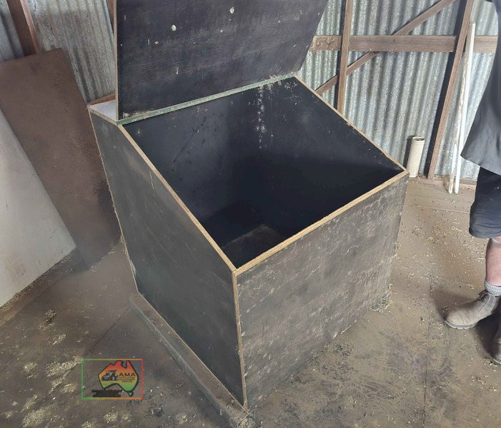 Bulk Feed Bin on Fork Slippers
