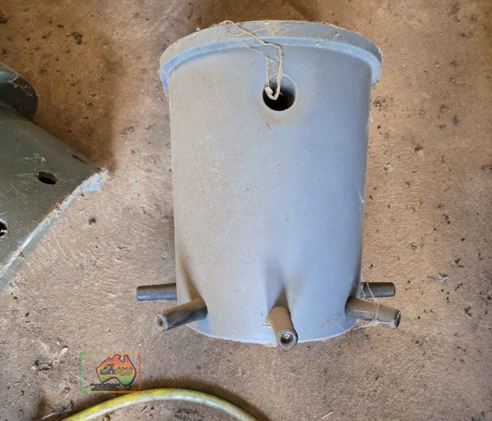 Milk bar calf feeder