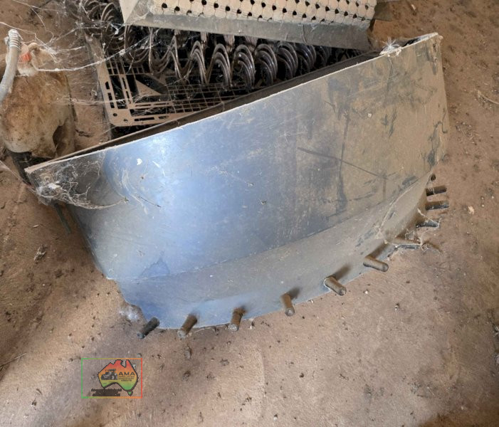 Milk bar calf feeder