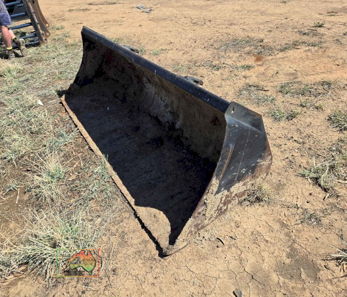8' tractor bucket