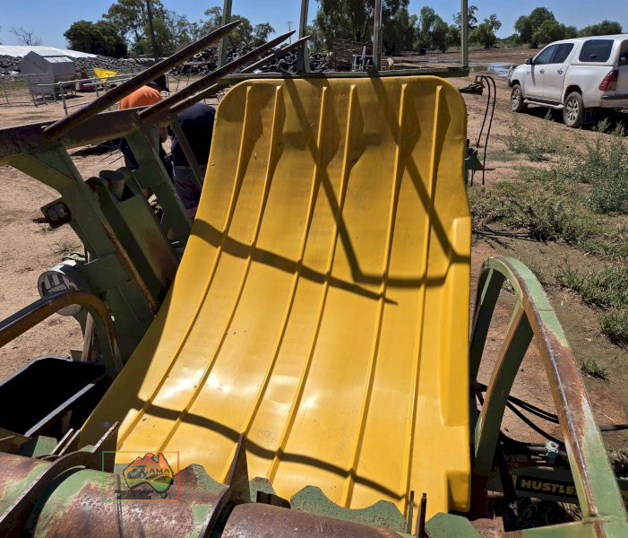 Hustler Chainless 4000 bale feed out wagon - photo 3