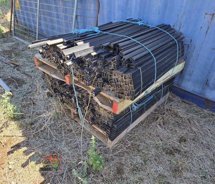 2 pellets of poly fence droppers