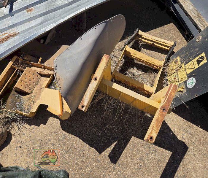 1 x Volvo L70 loader step - photo 2