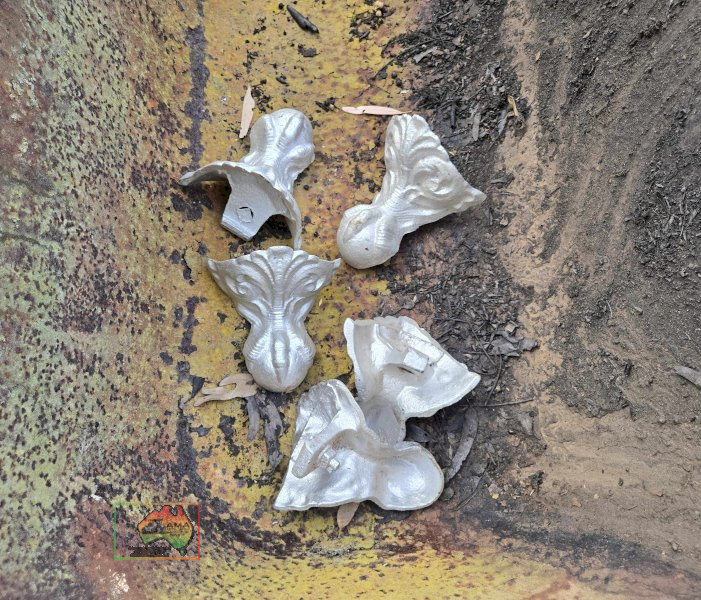2x Cast Iron Baths & 5x Claw Feet - photo 3