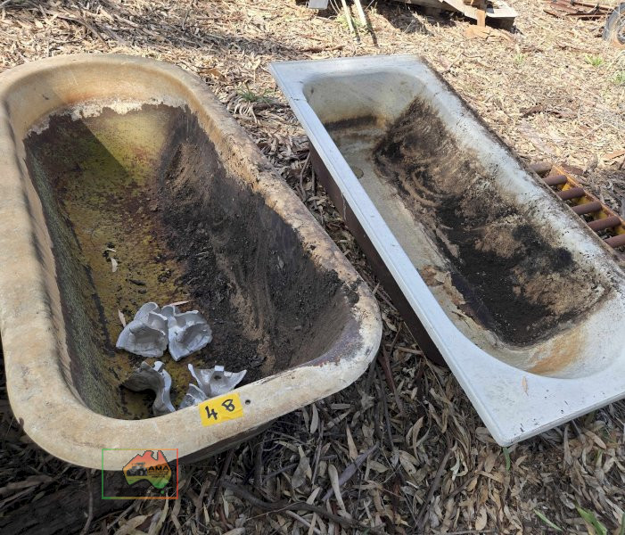2x Cast Iron Baths & 5x Claw Feet - photo 4